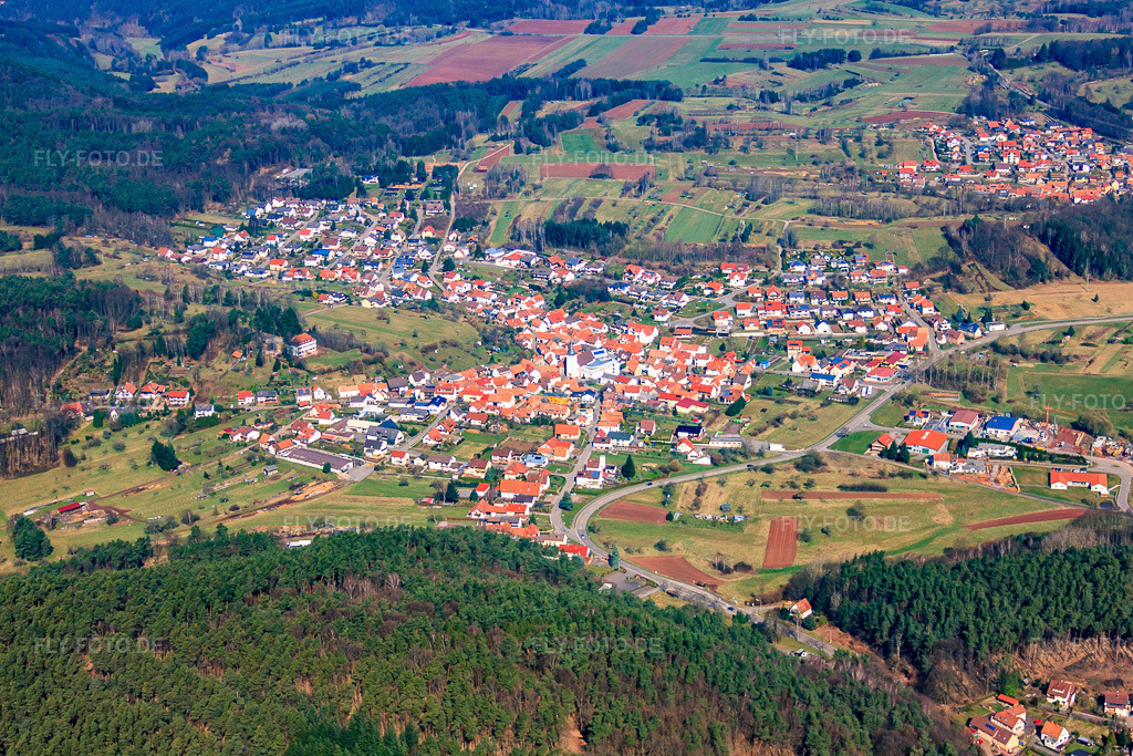 Luftbild: Ortsansicht von Süden im Ortsteil Gossersweiler in Gossersweiler-Stein im Bundesland Rheinland-Pfalz in Deutschland. Foto: IMG_38373.jpg vom 20.03.2011 durch Werner Riehm/FLY-FOTO.deAuflösung des Originals: 4580 x 3053 px