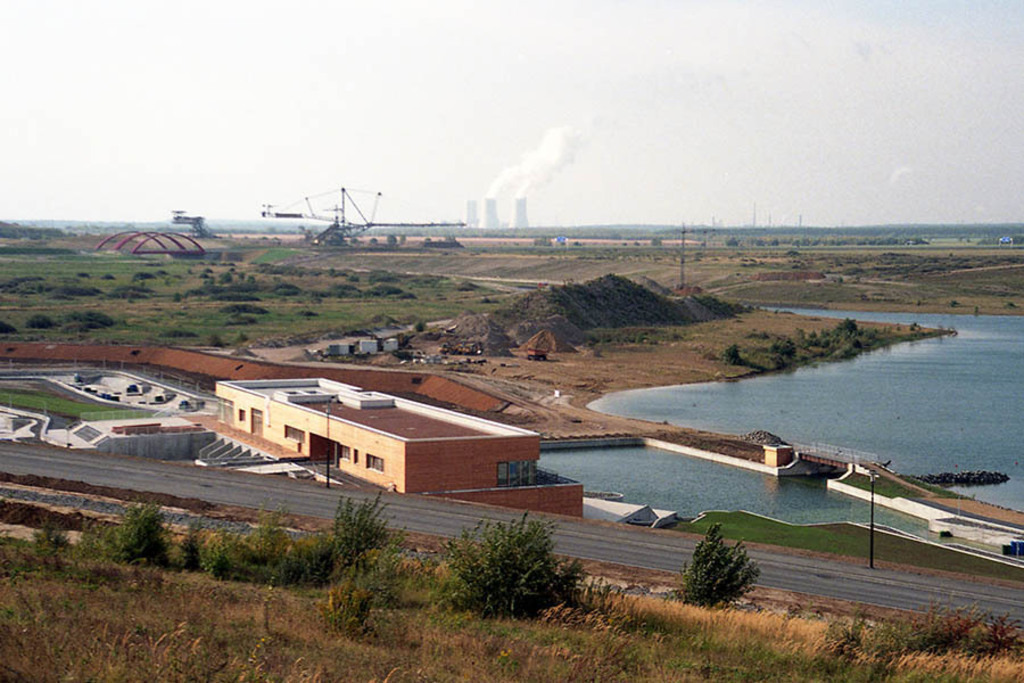 Foto: Leipzig - Markkleeberger See - Baustelle des Kanuparkes mit Blick zum Bergbau Technik Park Mai 2006 | Das Team hinter BILDLEXIKON LEIPZIG bündelt historische wie aktuelle Informationen über die Stadt Leipzig in Text und Bild auf einer Plattform und stellt diese der interessierten Öffentlichkeit zur Verfügung.