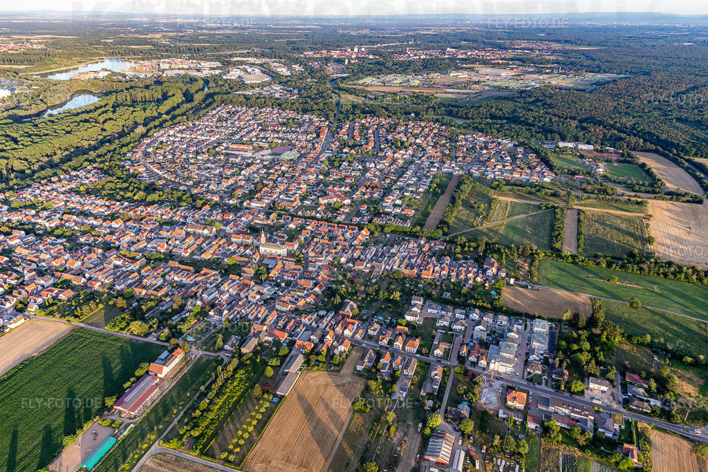 Ortsansicht aus Norden https://lingenfeld.de/ | Luftbild: Ortsansicht aus Norden https://lingenfeld.de/ in Lingenfeld im Bundesland Rheinland-Pfalz in Deutschland. Foto: IMG_133556.jpg vom 12.07.2022 durch ©2025 Werner Riehm fly-foto.de/copyright - Realisiert mit Pictrs.com