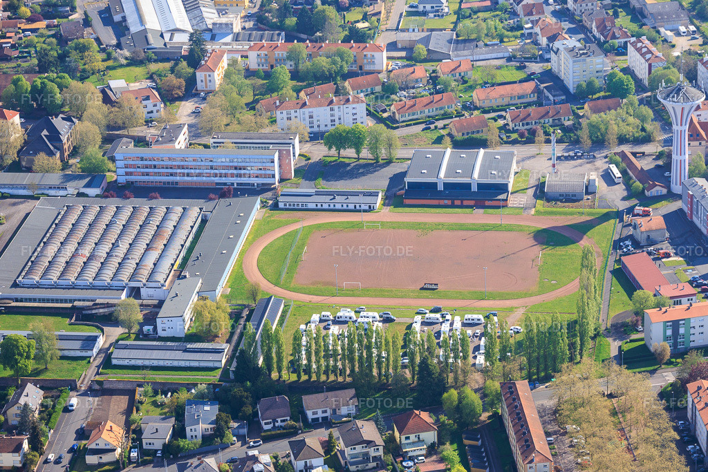 Luftbild: Lycée Henri Nominé mit Fussballplatz im Ortsteil La Cité in Saargemünd im Bundesland Moselle in Frankreich.Foto: IMG_154975.jpg vom 18.04.2026 durch Werner Riehm/FLY-FOTO.deAuflösung des Originals: 5444 x 3629 pxWWW.XN--LYCENOMINSARREGUEMINES-D8BG.FR