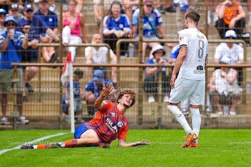 xYDR20072501081 | 20.07.2025, xydrx, Fußball, Rot Weiss Ahlen - FC Schalke 04, Testspiel, Wersestadion: Mika Karim Khadr (FC Schalke 04 #45) Marius Mueller (Rot Weiss Ahlen #8)