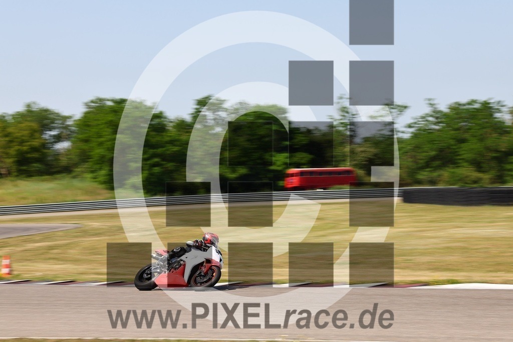 0049-20260525_02121 | Schöne Erinnerungen an spannende Momente - das festzuhalten ist unser Job. PIXELrace.de ist seit 2003 auf den Rennstrecken Europas unterwegs um die Action draußen beim Fahren und die wunderbare Stimmung imm Fahrerlager für euch einzufangen.
