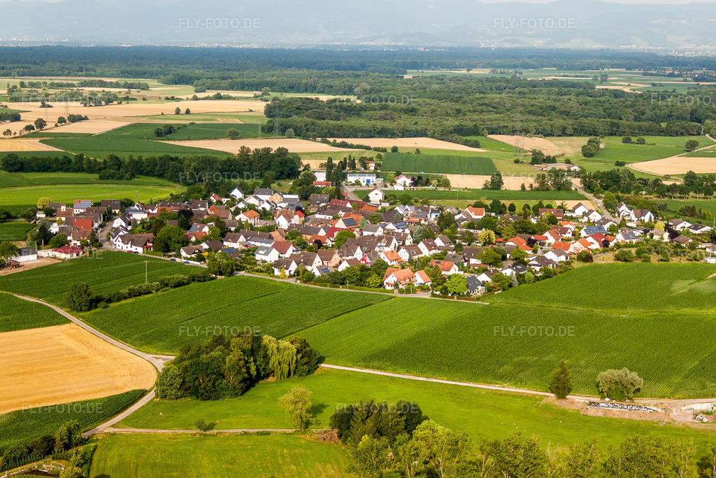 Luftbild: Ortsansicht der Straßen und Häuser der Wohngebiete im Ortsteil Queienfeld in Grabfeld im Bundesland Thüringen in Deutschland. Foto: IMG_30241.jpg vom 09.07.2010 durch Werner Riehm/FLY-FOTO.de
