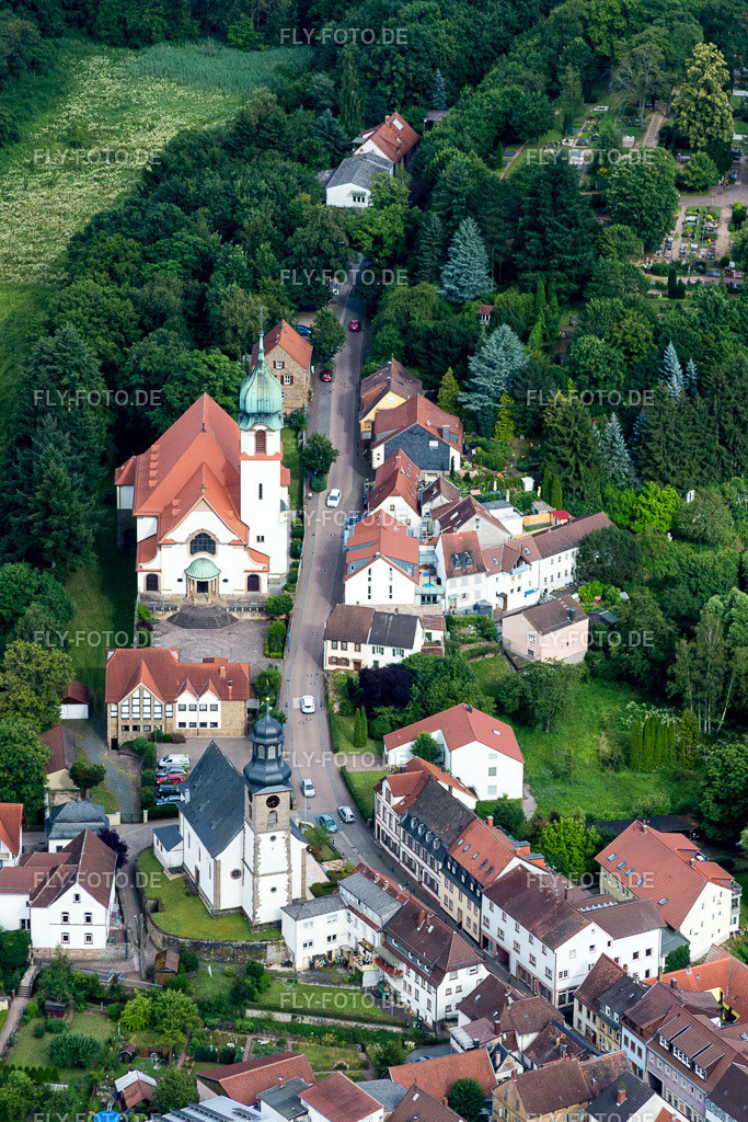 Kirchengebäude der Katholischen Kirche Herz Jesu | Luftbild: Kirchengebäude der Katholischen Kirche Herz Jesu in Winnweiler im Bundesland Rheinland-Pfalz in Deutschland. Foto: IMG_092071.jpg vom 16.07.2016 durch Werner Riehm/FLY-FOTO.de - Realisiert mit Pictrs.com