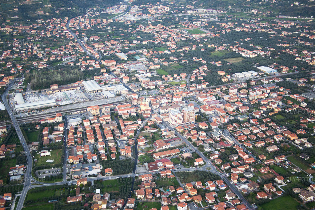 Luftbild: Ortsansicht in Federigi im Bundesland Toscana in Italien. Foto: IMG_087023.jpg vom 03.04.2016 durch Werner Riehm/FLY-FOTO.de