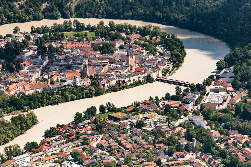 dr__0024807.jpg | WASSERBURG AM INN 24.06.2019 Altstadt und Zentrum der Halbinsel von Wasserburg am Inn liegen mit ihren mittelalterlichen Gebäuden in der Innschleife im Bundesland Bayern. // Wasserburg am Inn Old Town- center of downtown in Wasserburg am Inn in the state Bavaria. Foto: Daniel Reiter
