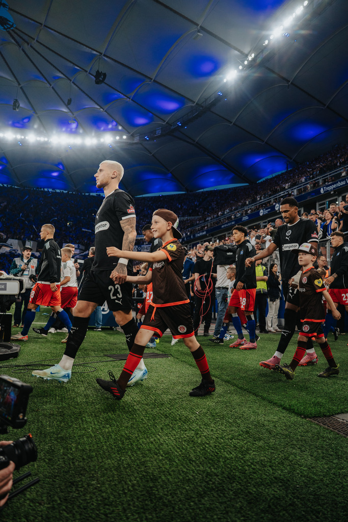 HEV02083 | Der offizielle Shop für FC St. Pauli Fotos. Wähle aus Spielszenen & Fanmomenten dein FCSP Wunschformat. Wir liefern Millerntor-Atmosphäre.
