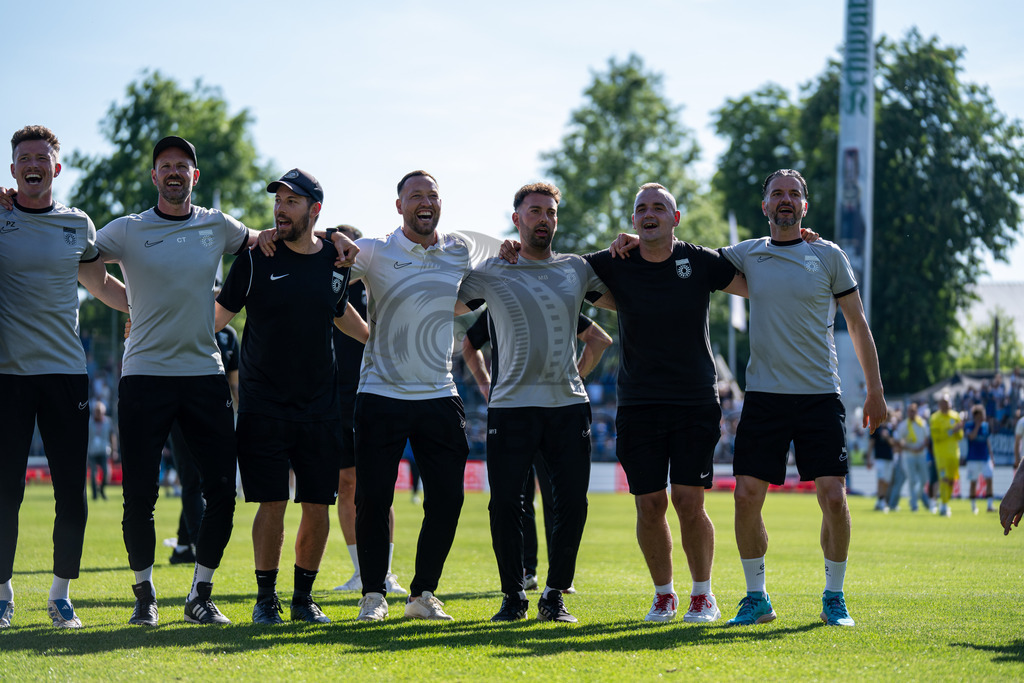 Stuttgarter Kickers vs. SG Sonnenhof Großaspach, Fussball, WFV-Pokal, Finale, 23.05.2026 | Team jubelt nach Abpfiff mit Fans, Zuschauern und Verantwortlichen,Stuttgarter Kickers vs. SG Sonnenhof Großaspach, Fussball, WFV-Pokal, Finale, 23.05.2026