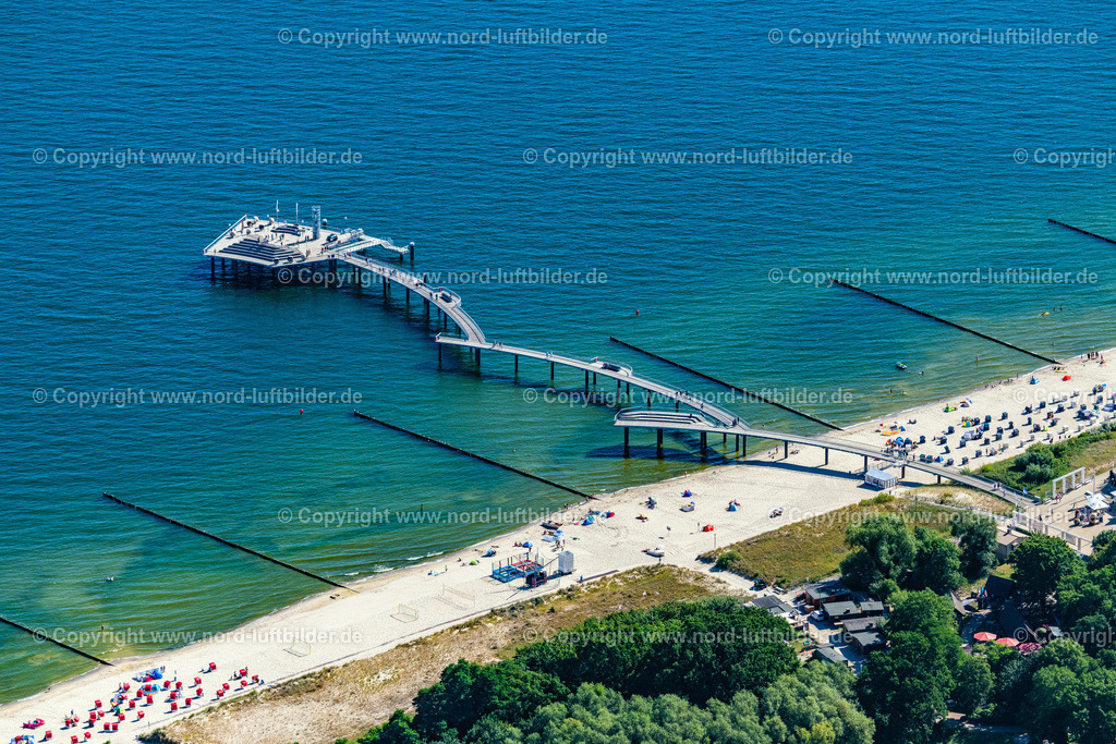 Koserow_Seebrücke_Usedom_ELS_4770100822 | KOSEROW 10.08.2022 Seebrücke an der Straße Seebrücke Koserow in Koserow auf der Insel Usedom im Bundesland Mecklenburg-Vorpommern, Deutschland. Weiterführende Informationen bei: Kurverwaltung Koserow. // Pier on the street Seebruecke Koserow in Koserow on the island of Usedom in the state Mecklenburg - Western Pomerania, Germany. Further information at: Kurverwaltung Koserow. Foto: Martin Elsen