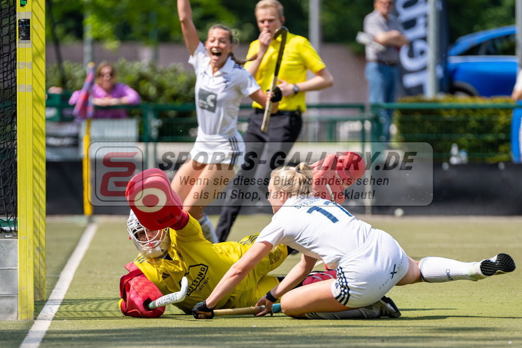 HK_20240511_100712 | 1.Bundesliga Damen Düsseldorfer HC - Harvestehuder THC am 11.5.2024 Düsseldorfer HC, Düsseldorf , Krüger Rosa Torfrau ( Harvestehuder THC #32 ) , Sara Strauss ( Düsseldorfer HC #11 )