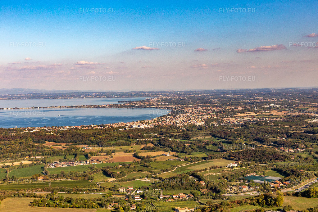 Vue aérienne: Vue de la ville à Desenzano del Garda dans le département Brescia, Italie. Photo: IMG_134956.jpg prise le 22/09/2022 par Werner Riehm/FLY-FOTO.eu – Résolution de l'original: 5472 x 3648 px