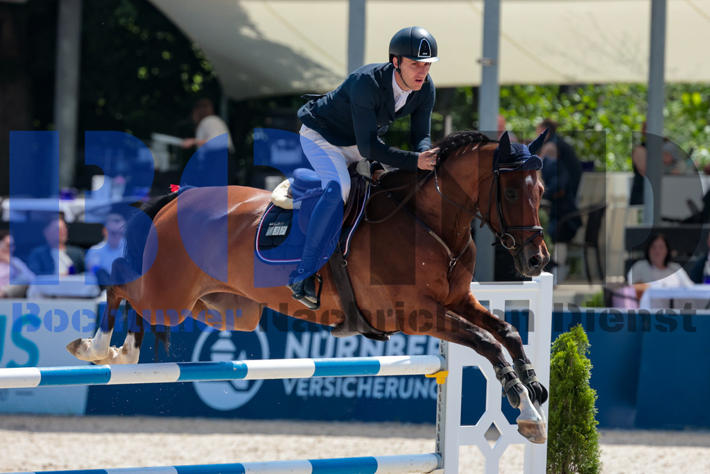 Longines Balve Optimum - Springen Samstag {date} -  | {headline}(Foto: Sebastian Sendlak / BOND) - Realisiert mit Pictrs.com