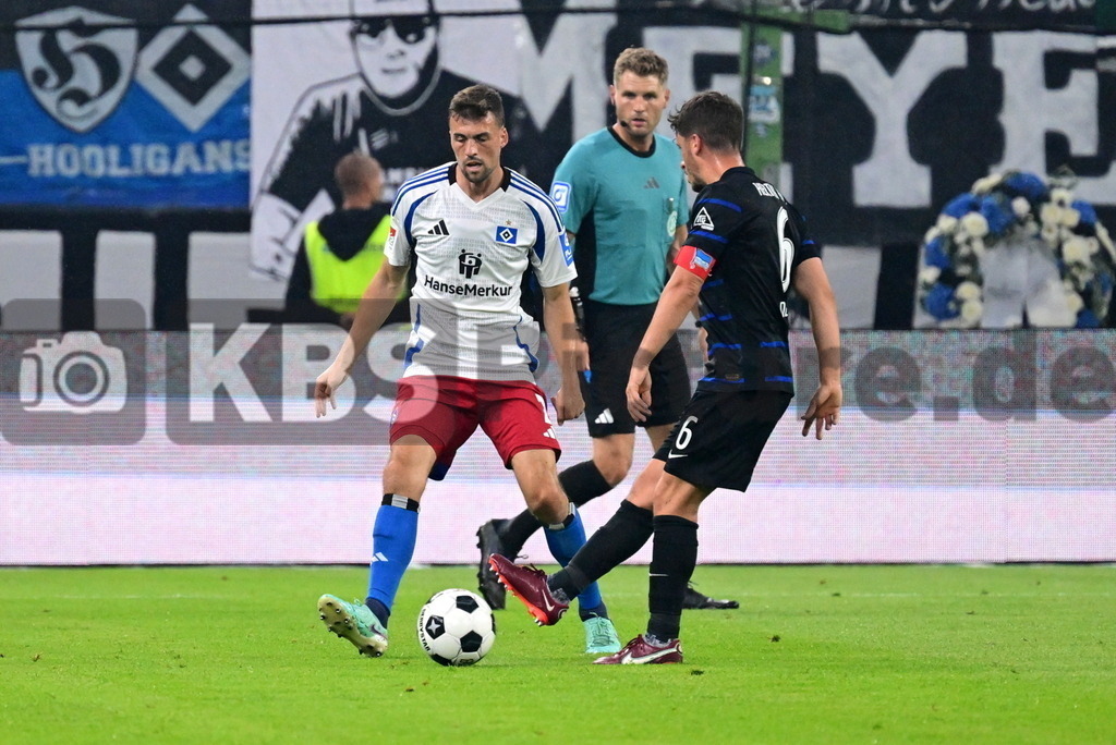 KBS Picture_HSV-HerthaBSC_042 | v.l. Meffert Jonas (HSV) , Demme Diego (Hertha BSC) , Gerach Timo Schiedsrichter ,Sportplatz :  Volksparkstadion, - Realisiert mit Pictrs.com