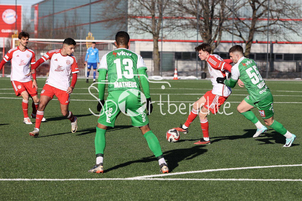 FC Bayern Amateure - SC Austria Lustenau | Jonathan JENSEN (FCB #49) im Duell mit MEISL (SCA #55) Zweikampf