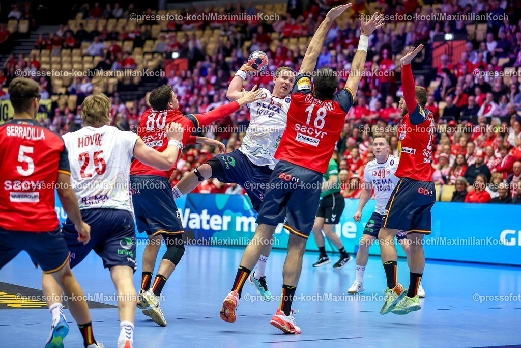 EHF22012602091 | 22.01.2026, Handball, Men's EHF EURO 2026, Spanien - Norwegen, Jyske Bank Boxen in Herning, Dänemark, Main Round:  Sander Sagosen (Norway #05) im Zweikampf gegen   Imanol Garciandia Alustiza (Espania #18)  Abel Serdio Guntín (Espania #20)  William Otto Aar (Norway #18) 