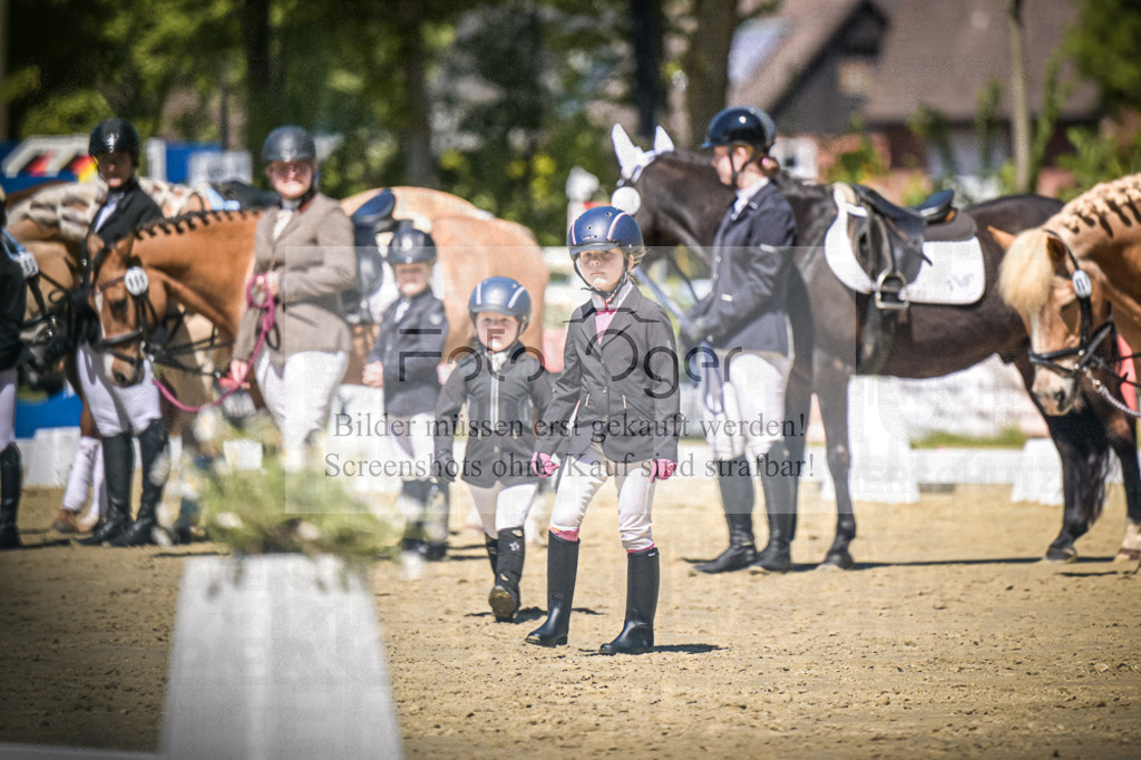 DOS_8977 | Entdecke hochwertige Reitturnierfotos von Foto Oger. Professionell, emotional und authentisch – jetzt Lieblingsmomente im Shop bestellen. - Realisiert mit Pictrs.com