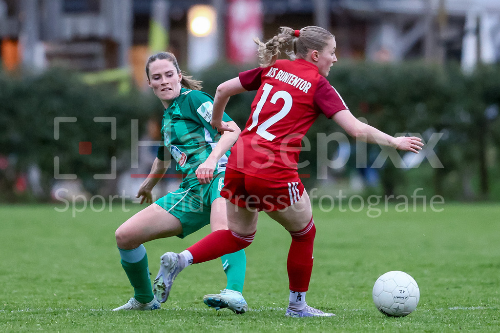 Fussball, Testspiel Frauen, ATS Buntentor - SV Werder Bremen | v.li.: Reena Wichmann (SV Werder Bremen, 6) und Jule Bouwer (ATS Buntentor, 12) im Zweikampf, Duell, Dynamik, Aktion, Action, Spielszene