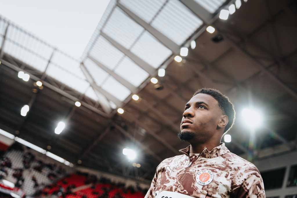 FCP00413 | Der offizielle Shop für FC St. Pauli Fotos. Wähle aus Spielszenen & Fanmomenten dein FCSP Wunschformat. Wir liefern Millerntor-Atmosphäre.