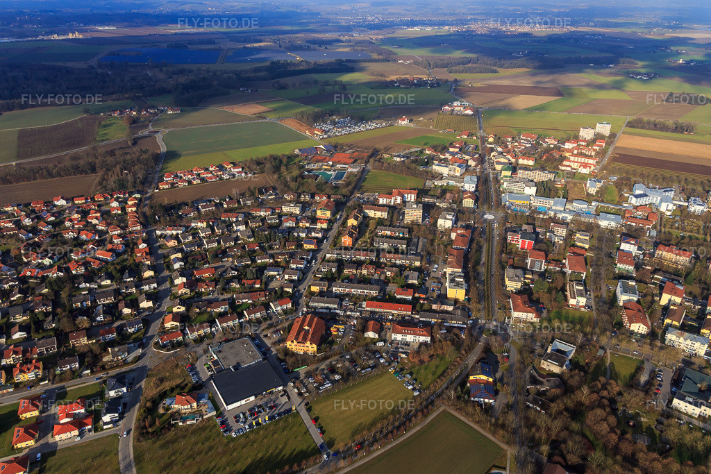 Luftbild: Stadtübersicht mit Thermalbadstraße aus Süden in Bad Füssing im Bundesland Bayern in Deutschland. Foto: IMG_096107.jpg vom 29.12.2016 durch Werner Riehm/FLY-FOTO.deWWW.BADFUESSING.DE