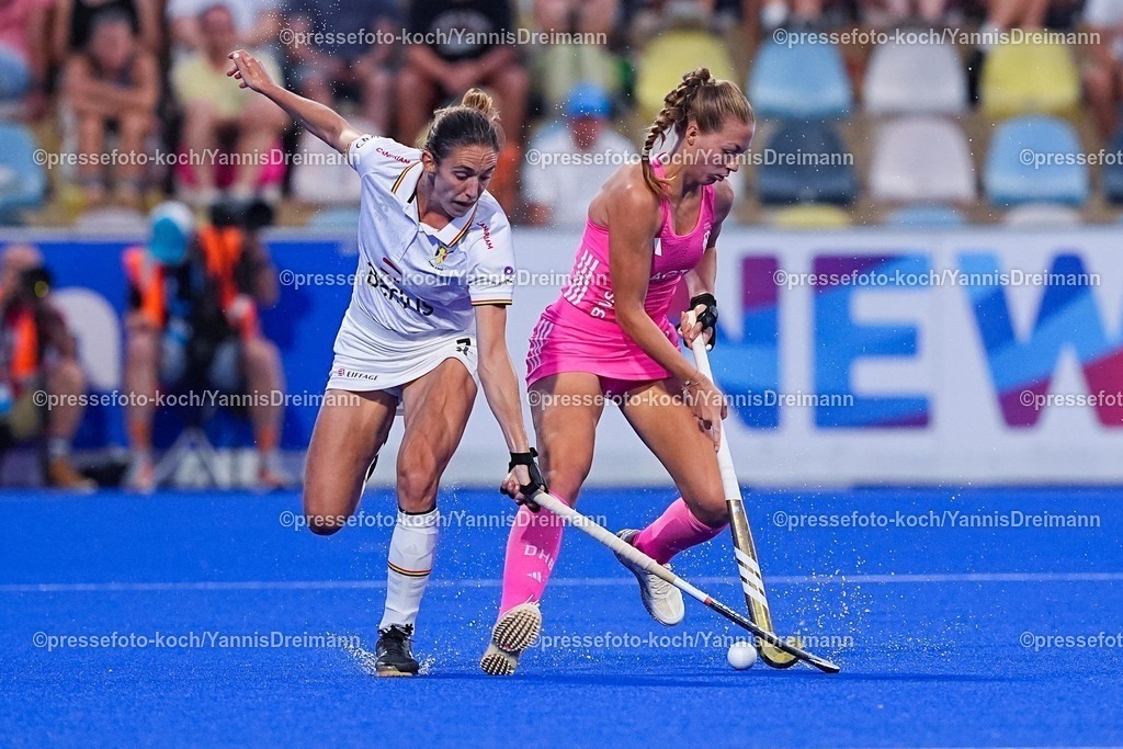 xydrx15082504044 | 15.08.2025, xydrx, Frauen EuroHockey Championship 2025, Halbfinale, Belgien - Deutschland, Sparkassenpark Mönchengladbach: Judith Van der Meiren (BEL #7) im Zweikampf gegen Sophia Schwabe (GER #8)