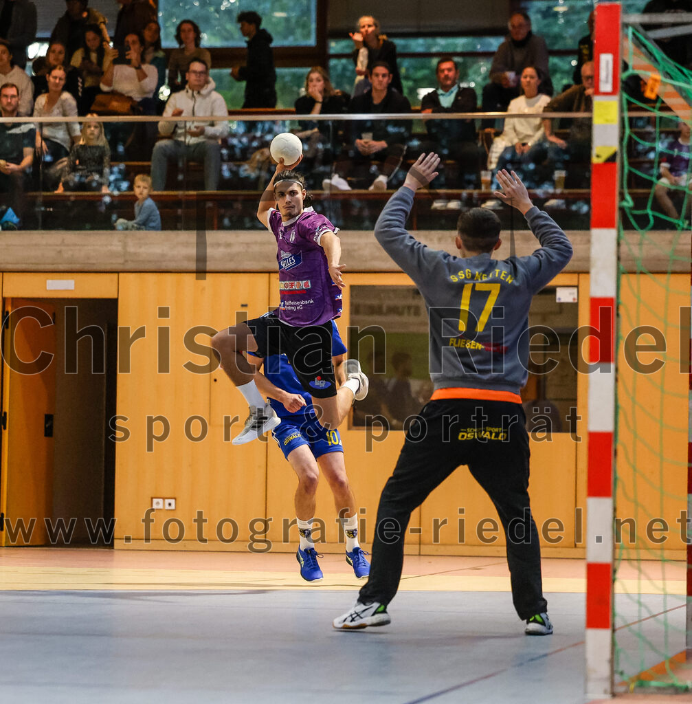 2024-10-13_045_SpVgg_Altenerding_gegen_SSG_Metten | Erding, Deutschland, 13.10.2024:Handball, Bezirksoberliga Männer 2024 / 2025, 4. Spieltag, SpVgg Altenerding gegen SSG Metten, Endergebnis: 40:22Luis Leitner (SpVgg Altenerding, #26), Maximilian Bürger (SSG Metten, #17)Foto: Christian Riedel / fotografie-riedel.net