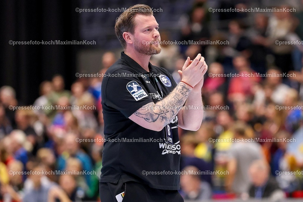 BHC16112501145 | 16.11.2025, Handball, HBL, Bergischer HC - Rhein-Neckar Löwen, Mitsubishi Electric HALLE Düsseldorf: Abschlussjubel nach dem Sieg des BHC - Cheftrainer Arnor Gunnarsson (BHC #hc) klatscht glücklich in die Hände