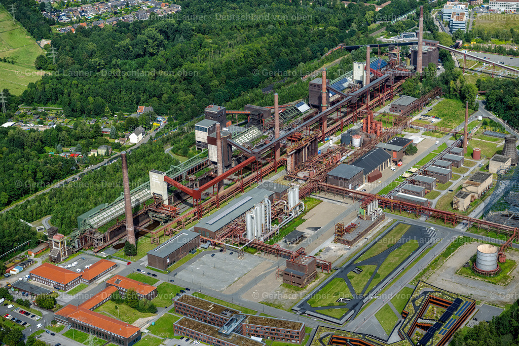 4050287 | ESSEN 25.08.2021 Förderanlagen und Bergbau- Schacht- Anlagen am Förderturm der Zeche Kokerei Zollverein mit dem Neubau neben RAG Montan Immobilien GmbH in Essen im Bundesland Nordrhein-Westfalen. // Conveyors and mining pits at the headframe Kokerei Zollverein in Essen in the state North Rhine-Westphalia. Foto: Gerhard Launer