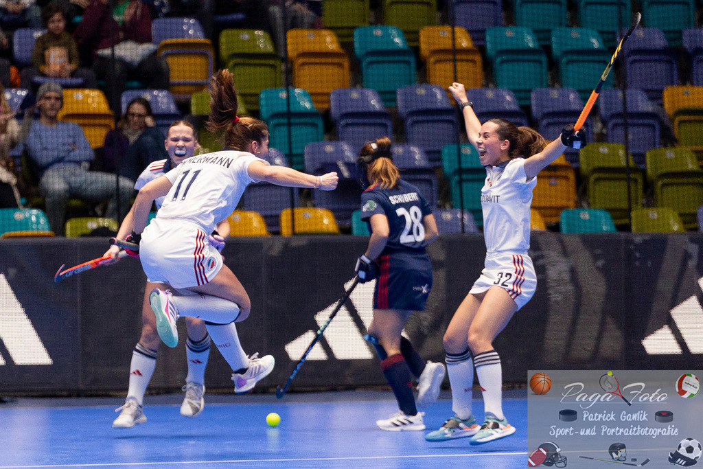 Volvo E.R.B. Final 4 Halbfinale Frauen: Mannheimer HC - Düsseldorfer HC, 25.01.2025 | Sonja Zimmermann (Mannheimer HC #11) &amp; Carolin Seidel (Mannheimer HC #32) bejubeln das Tor / den Treffer zum 4:4, Mannheimer HC - Düsseldorfer HC, Frankfurt, Süwag Arena, 25.1.2025 - Realisiert mit Pictrs.com