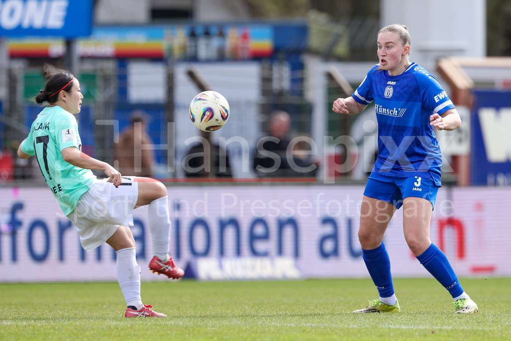 Fussball, 2. Frauen-Bundesliga, SV Meppen - SC Sand | v.li.: Rio Takizawa (SC Sand, 17) und Nina Rolfes (SV Meppen, 3) im Zweikampf, Duell, Dynamik, Aktion, Action, Spielszene, DIE DFB-RICHTLINIEN UNTERSAGEN JEGLICHE NUTZUNG VON FOTOS ALS SEQUENZBILDER UND/ODER VIDEOÄHNLICHE FOTOSTRECKEN. DFB REGULATIONS PROHIBIT ANY USE OF PHOTOGRAPHS AS IMAGE SEQUENCES AND/OR QUASI-VIDEO.
