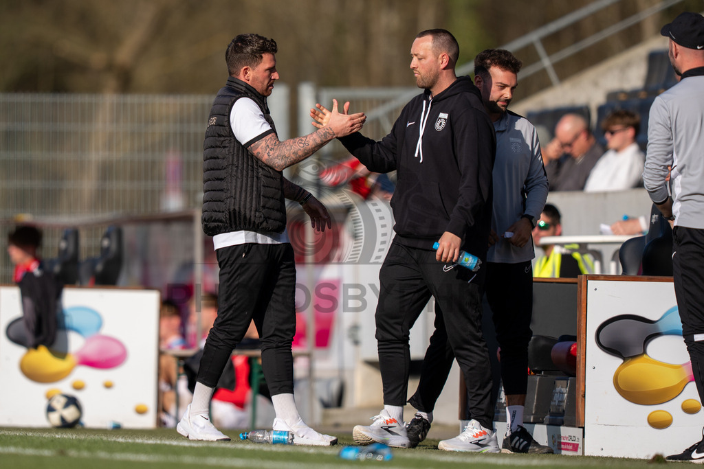 SG Sonnenhof Großaspach vs. KSV Hessen Kassel, Fussball, Regionalliga Südwest, 23. Spieltag, Saison 2025/2026, 07.03.2026 | Pascal Reinhardt (Trainer SG Sonnenhof Großaspach) und Julian Schieber (sportilicher Leiter SG Sonnenhof Großaspach),SG Sonnenhof Großaspach vs. KSV Hessen Kassel, Fussball, Regionalliga Südwest, 23. Spieltag, Saison 2025/2026, 07.03.2026Foto: photosbyphips/Philip Ziegler