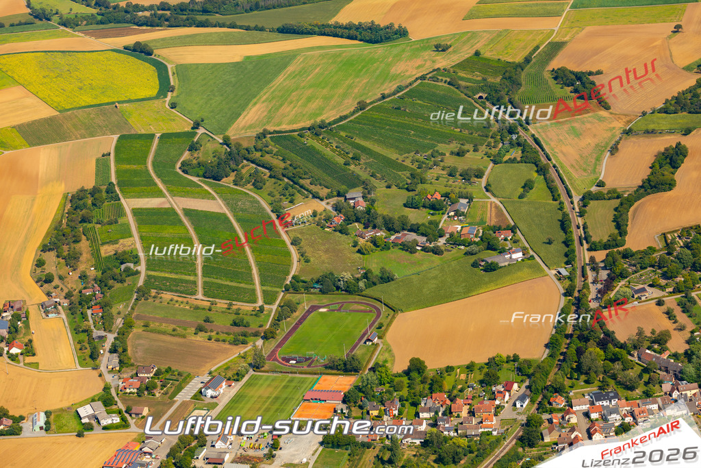 Das Luftbild zeigt :  Sulzfeld - Die Luftaufnahme wurde 2024 vom UL-Flugzeug aus erstellt ( keine Drohne ) - Hochauflösende Luftaufnahme - Für grossformatige Ausdrucke geeignet. Die Geschenkidee !Mit Lizenz und Bildrechte bestellbar