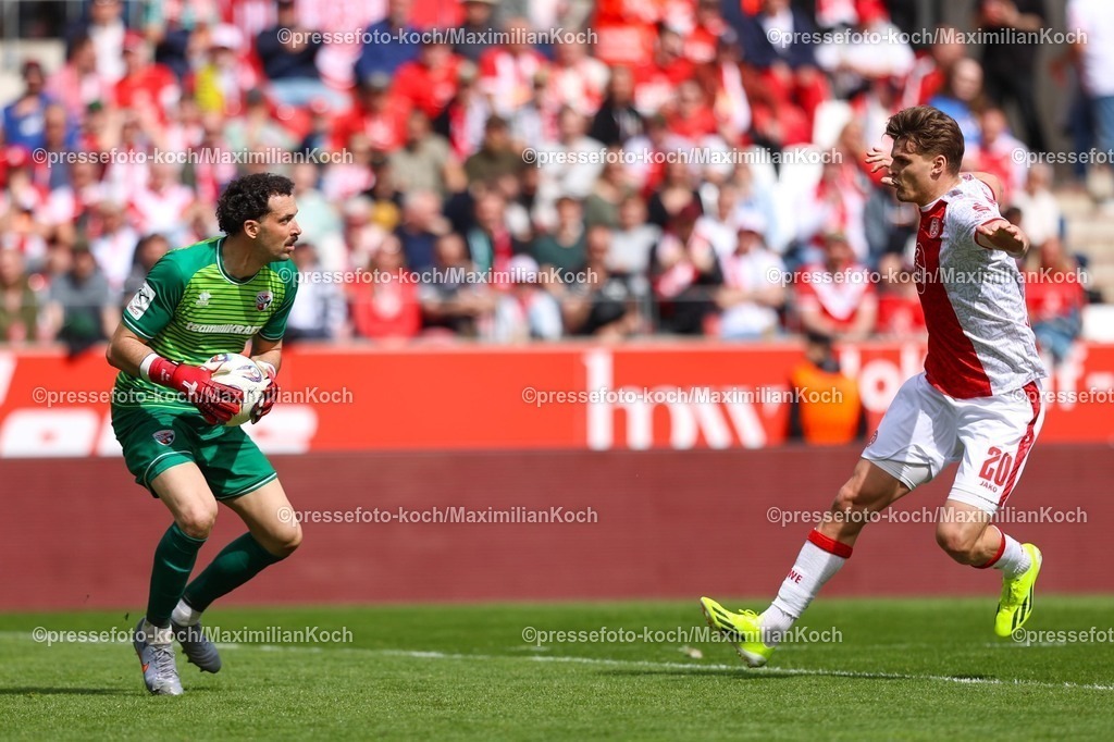 xKWIx11042601057 | 2026.04.11, xkwix, Fußball, 3.Liga, Rot-Weiss Essen -  FC Ingolstadt, Stadion an der Hafenstraße, 33.Spieltag, Saison 2025 / 2026: Marek Janssen (Rot-Weiss Essen #20) laeuft erschrocken mit Armen ausgestreckt im Zweikampf gegen Kai Eisele (FC Ingolstadt 04 #25) DFB regulations prohibit any use of photographs as image sequences and or quasi-video. Photo: xKamilxWilkowskixPressefotoKochx