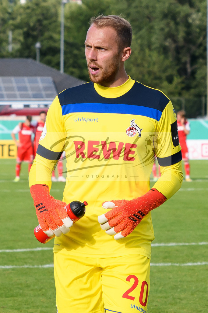 JENKOE20210808_090 | Fussball, Herren: Torwart Marvin Schwaebe (1. FC Koeln) schaut beim Spiel der 1. Runde im DFB-Pokal zwischen FC Carl Zeiss Jena und 1. FC Koeln im Ernst-Abbe-Sportfeld am 08.08.2021 in Jena, Deutschland.DFB / DFL REGULATIONS PROHIBIT ANY USE OF PHOTOGRAPHS AS IMAGE SEQUENCES AND/OR QUASI-VIDEO. - Realisiert mit Pictrs.com
