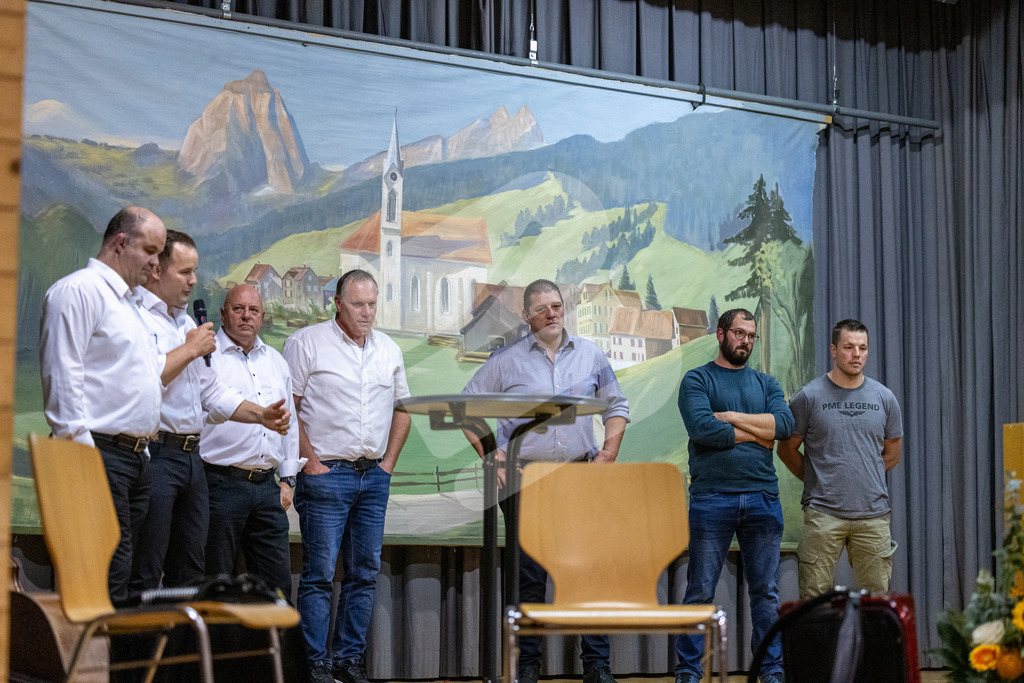 SKE100J_4761 | Die Schwinger des Schwyzer Kantonalen Schwingerverbandes: Fotos, die Dynamik und Leidenschaft festhalten, sowie emotionale Momente aus dem traditionellen Schwingsport zeigen. - Realisiert mit Pictrs.com