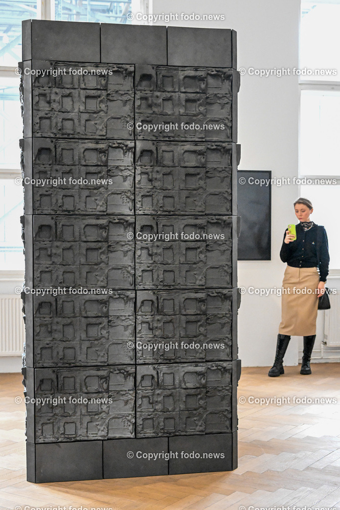 OK Offenes Kulturhaus Oberösterreich_ 28.03.2023-6 | 28.03.2023, OK Platz, AUT, OK Offenes Kulturhaus Oberoesterreich, im Bild Kachelofen gestaltet nach zerstoerten Haeusern in  der Ukraine von Julia Beliaeva (Fragile City)