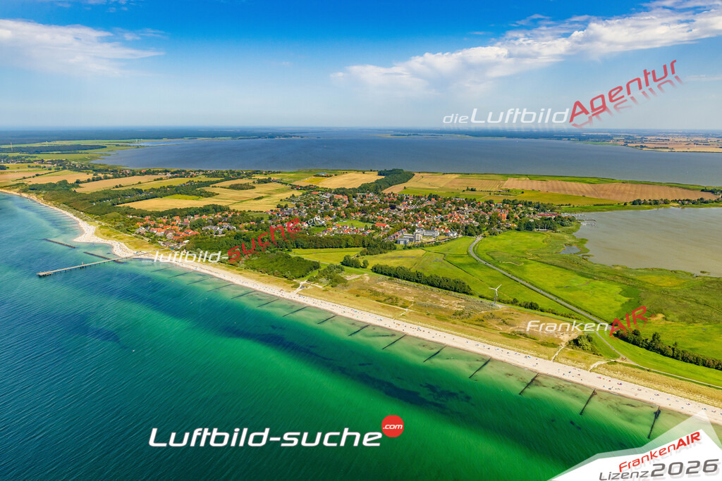 Klassische Luftaufnahme ohne Drohne zeigt:Ostsee mit Saaler Bodden bei Wustrow - Die Luftbildaufnahme wurde 2025 vom UL-Flugzeug heraus erstellt ( keine Drohnenaufnahme ) - Hochauflösende Luftaufnahme -Nicht vergleichbar mit Google Maps oder Satelittenbilder- Die Geschenkidee !Mit Lizenz und Bildrechte bestellbar