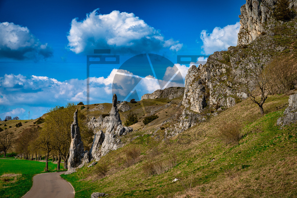Steinerne Jungfrauen | Das Eselsburger Tal mit seinen imposanten Felsformationen vor malerischer Kulisse und den steinernen Jungfrauen ist ein Traumziel der Ostalb. Felsen, Feuchtgebiete und Wacholderheiden beschreiben diese Region bei Herbrechtingen. - Realisiert mit Pictrs.com