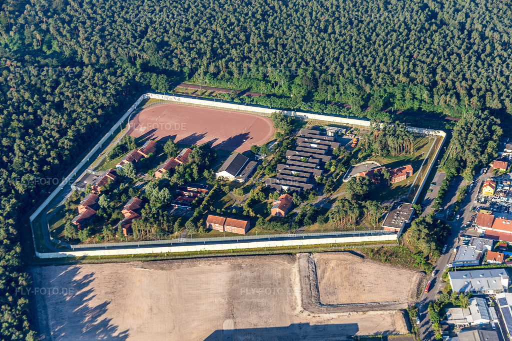 Luftbild: Gefängnis- Gelände und Sicherheitsumzäunung der Justizvollzugsanstalt Justizvollzugsanstalt Jugendstrafanstalt Schifferstadt in Schifferstadt im Bundesland Rheinland-Pfalz in Deutschland. Foto: IMG_091690.jpg vom 10.07.2016 durch Werner Riehm/FLY-FOTO.de