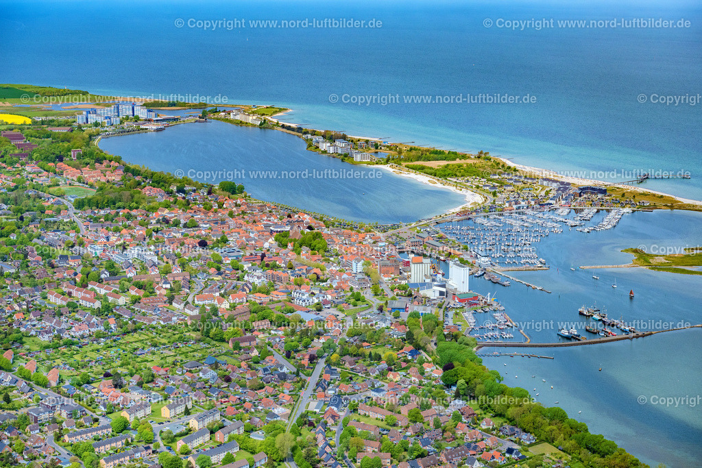 Heiligenhafen_ELS_5120150522 | HEILIGENHAFEN 15.05.2022 Ortsansicht der Straßen und Häuser Ferienanlage StranResort Seebrücke Heiligenhafen an der Ostsee- Küste im Bundesland Schleswig-Holstein. // City view of the streets and houses Ferienanlage StranResort pier Heiligenhafen on the Baltic Sea coast in the state of Schleswig-Holstein. Foto: Martin Elsen