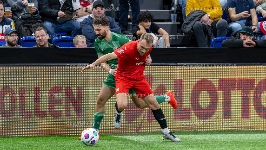 SHFV Lotto Masters 2024 | 20240113_8512, 13.01.2024, SHFV Lotto Masters 2024, Gruppe B, FC Kilia Kiel (rot) vs. PSV Neumünster (grün), Julius Alt (Kilia #10) / Paul Falk (PSV #19) - Realisiert mit Pictrs.com