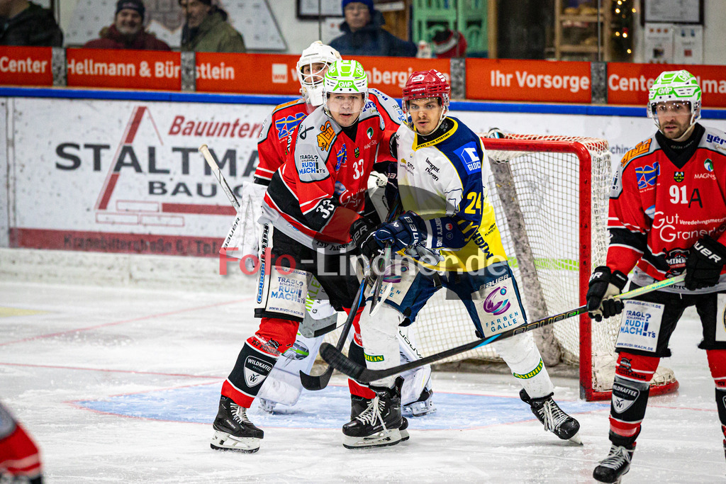TSV Peißenberg MINERS gegen ERV Schweinfurt Mighty Dogs | Eishockey Bayernliga Herren Vorrunde 2024/25, TSV Peißenberg MINERS gegen ERV Schweinfurt Mighty Dogs, 20241220,Gedrängel vor dem Tor,2024-12-20 in Peißenberg (Eisstadion Peißenberg)Julian REISS (MINERS 33), Alexander ASMUS (Mighty Dogs 24), Xaver NAGEL (MINERS 31)Copyright: WolfgangxLindner foto-lindner.de