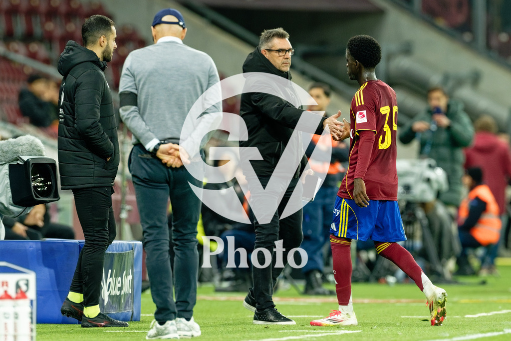 Brack Super League - Servette FC v FC Lausanne-Sport | Mardochee Miguel (39 Servette FC) going out after receiving a red card and Jocelyn Gourvennec (Coach Servette FC) greets him during the Brack Super League match between Servette FC and FC Lausanne-Sport at Stade de Geneve in Geneva, Switzerland