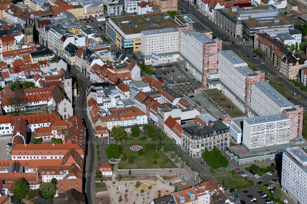 4025875 | ERFURT 06.05.2020 Parkanlage " Hirschgarten " mit zwei eigenständigen Parkteilen an der Regierungsstraße im Stadtteil Altstadt in Erfurt im Bundesland Thüringen, Deutschland. Weiterführende Informationen bei: Atelier Loidl Landschaftsarchitekten Berlin GmbH. // Park "Hirschgarten" with two independent parking areas on the government street in the district of Altstadt in Erfurt in the state Thuringia, Germany. Further information at: Atelier Loidl Landschaftsarchitekten Berlin GmbH. Foto: Gerhard Launer