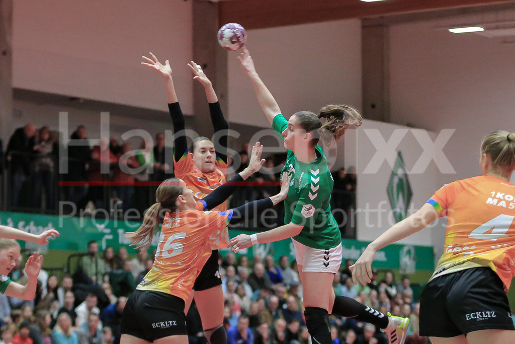 Handball, 2. Bundesliga Frauen, SV Werder Bremen - HCD Gröbenzell | v.li.: Lara Niemann (SV Werder Bremen, 35) beim Wurf, am Ball, Spielszene, Aktion, Action