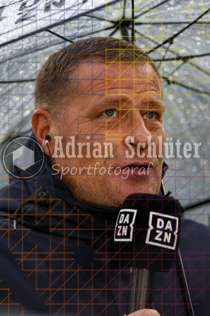 Borussia Mönchengladbach vs FC Bayern München - Bundesliga  | Mönchengladbach, Deutschland, 25.10.25:   Sportvorstand Max Eberl schaut im Interview waehrend des Spiels der Bundesliga zwischen Borussia Mönchengladbach vs FC Bayern München im Stadion im Borussia Park(Foto von Brauer-Fotoagentur / Adrian Schlueter)