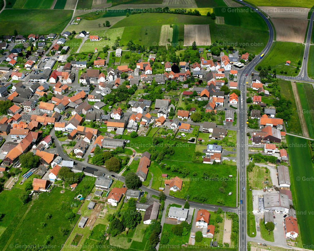 2614283 | BERNSFELD 09.06.2006 Ortsansicht am Rande von landwirtschaftlichen Feldern und Nutzflächen  in Bernsfeld im Bundesland Hessen, Deutschland // Village view on the edge of agricultural fields and land  in Bernsfeld in the state Hesse, Germany Foto: Gerhard Launer