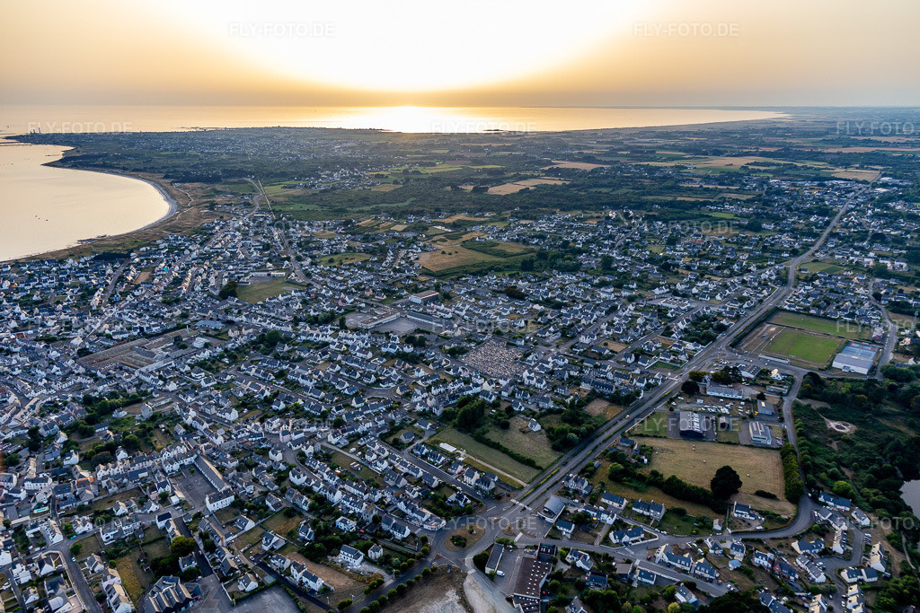 Luftbild: Ortsansicht in Guilvinec im Bundesland Finistère in Frankreich. Foto: IMG_132661.jpg vom 17.06.2022 durch Werner Riehm/FLY-FOTO.de