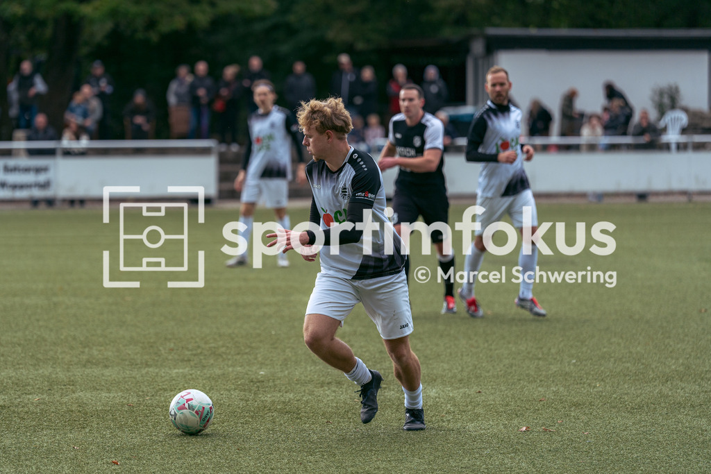 TSV 05 Ronsdorf – SSV Bergisch Born II | Hannes Jens Krüger (21, TSV 05 Ronsdorf) am Ball. Bezirksliga Niederrhein, Gruppe 2: TSV 05 Ronsdorf gegen SSV Bergisch Born II, Wuppertal, 11.10.2026. Endstand: 3:1. sportimfokus / Marcel Schwering - Realisiert mit Pictrs.com