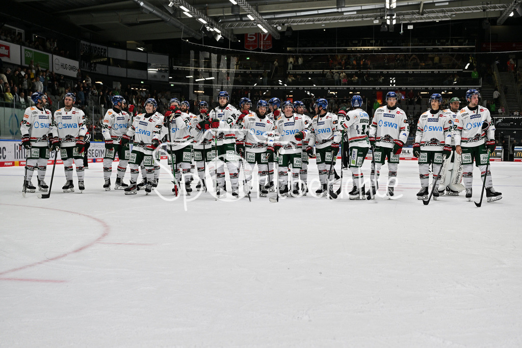 Augsburger Panther - Moser Medical Graz99ers | Die Augsburger Panther bedanken sich bei den Fans nach dem Heimsieg gegen Graz / Testspiel: Augsburger Panther - Moser Medical Graz99ers; Curt Frenzel Stadion am 31.08.2025