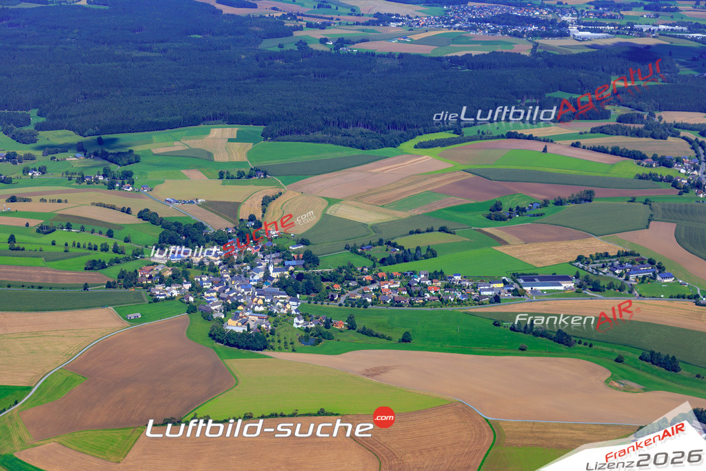 Die Luftaufnahme Ahornberg - Konradsreuth wurde 2017 mittels Flugzeug (keine Drohne) erstellt. Perfekte Schärfe und Druck- Auflösung- Garantiert!